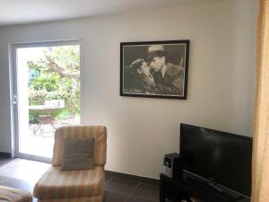 un salon avec une photo d'un couple sur le mur dans l'établissement Villa Gecko, à Saint-Raphaël