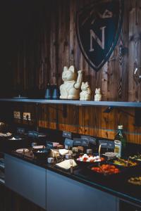 ein Buffet mit Speisen auf dem Tisch in der Unterkunft Nikolaus by AvenidA Panoramic Wellness Suites in Zell am See