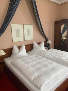 Postel nebo postele na pokoji v ubytování Hotel Sächsischer Hof
