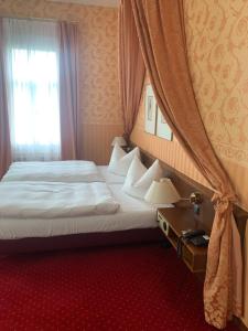 Postel nebo postele na pokoji v ubytování Hotel Sächsischer Hof