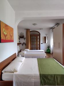 ein Hotelzimmer mit 2 Betten in einem Zimmer in der Unterkunft Contrada Macchia B&B in Tricase