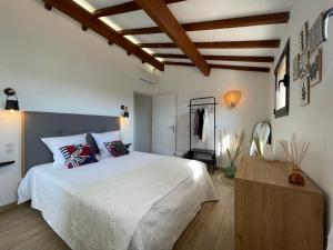 Postel nebo postele na pokoji v ubytování Les Hauts de Capo - Domaine privé à proximité de Porto-Vecchio