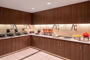A kitchen or kitchenette at Residence Inn by Marriott Wheeling/St. Clairsville