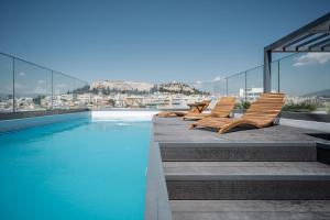 une piscine sur le toit d'un bâtiment dans l'établissement The Edge - Luxury Residences, à Athènes