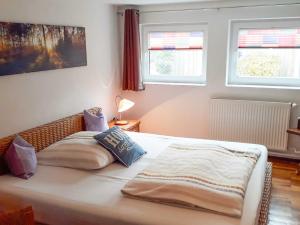 ゲーレンにあるFerienwohnungen in Göhrenのベッドルーム1室(枕2つ付)