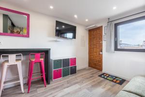Μια τηλεόραση ή/και κέντρο ψυχαγωγίας στο Arthurine - Studio pour 4 aux Angles +4 φωτογραφίες