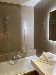 La salle de bains est pourvue d'une douche avec une porte en verre. dans l'établissement Hotel de Boskar Houthalen, à Aan de Wolfsberg