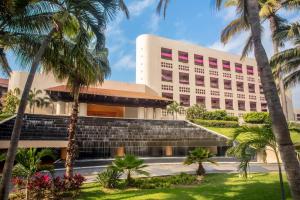 un edificio con palmeras delante en The Westin Resort & Spa, Puerto Vallarta en Puerto Vallarta