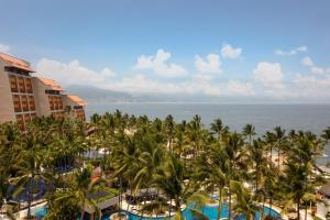 einen Luftblick auf ein Resort mit Palmen und dem Meer in der Unterkunft The Westin Resort & Spa, Puerto Vallarta in Puerto Vallarta