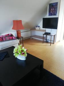 - un salon avec un canapé et une table dans l'établissement Hunetorpvej Holiday Apartment, à Blokhus