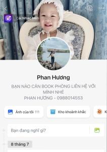 een screenshot van een foto van een baby op een telefoon bij HOMESTAY HƯƠNG in Vung Tau