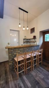- une cuisine avec un bar doté d'une table et de chaises dans l'établissement Seoska kuća Totđerđ, 