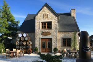 Ein Gebäude mit einem Haufen Weinfässer. in der Unterkunft Lisi Jar in Jastrzębia Góra