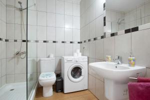 グラン・タラハルにあるPiso la esperanzaの洗濯機と洗面台を備えたバスルーム +14枚の写真