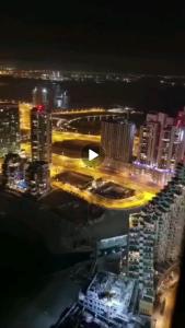 - une vue sur la ville la nuit avec des lumières dans l'établissement Reem Island 2BHK LUXURY APARTMENT!, à Abu Dhabi