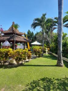 park z palmami i zjeżdżalnią w obiekcie Bali Paradise Hotel Boutique Resort w mieście Lovina