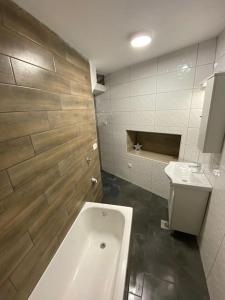 La salle de bains est pourvue d'une baignoire, de toilettes et d'un lavabo. dans l'établissement Holiday Home Tesla, à Šibenik