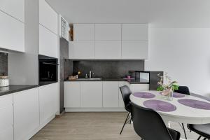 Virtuvė arba virtuvėlė apgyvendinimo įstaigoje 4 Oceany by Grand Apartments