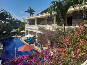 ośrodek z basenem i kwiatami w obiekcie Bali Paradise Hotel Boutique Resort w mieście Lovina