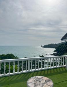 vistas al océano desde el balcón de una casa en Sunset Seaview Patong en Patong Beach