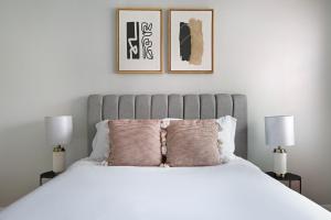 una camera da letto con un grande letto bianco con due lampade di Evanston 1br w courtyard wd nr beach CHI-955 a Evanston
