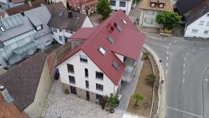 an overhead view of a white house with a red roof at 1 Zi - FeWo Burgunderliebe in Gottenheim am Tuniberg in Gottenheim