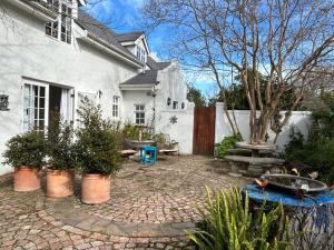 um pátio no quintal de uma casa branca em Courtyard on Weder em Greyton