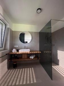 a bathroom with a sink and a mirror at Villa Turnersee in Obersammelsdorf