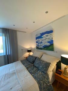 sypialnia z łóżkiem i obrazem na ścianie w obiekcie Ines w mieście Trittenheim