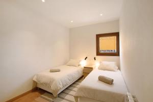 - 2 lits dans une chambre aux murs blancs dans l'établissement Casa en Parque Nacional del Teide, à Las Cañadas del Teide