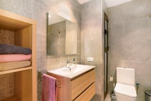 La salle de bains est pourvue d'un lavabo et de toilettes. dans l'établissement Casa en Parque Nacional del Teide, à Las Cañadas del Teide