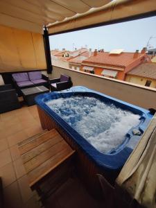 - Balcón con bañera de hidromasaje, mesa y sillas en Hostal Manel, en Pineda de Mar