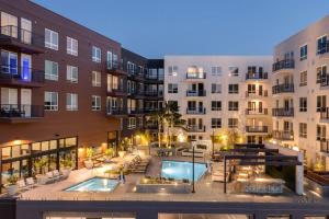 un complejo de apartamentos con piscina y edificios en Mission Valley 1br w gym wd pool nr freeways SAN-13 en San Diego