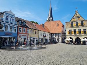 a street with a fountain in the middle of a town at Ferienwohnung im Herzen Wernes in Werne an der Lippe
