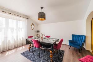 une salle à manger avec une table et des chaises rouges dans l'établissement L'Adeline - Charmant appartement, à Lingolsheim