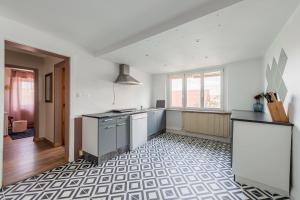 Kuchyň nebo kuchyňský kout v ubytování L'Adeline - Charmant appartement