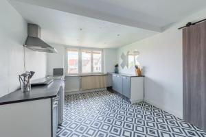 Kuchyň nebo kuchyňský kout v ubytování L'Adeline - Charmant appartement + 4 fotografie