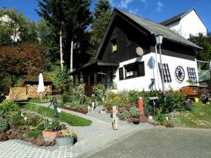 a house with a garden in front of it at Tom`s Hütte in Udler