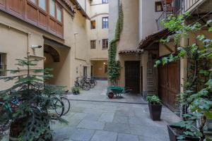 Une allée dans un vieux bâtiment avec des vélos garés dans l'établissement Elegante appartamento al Quadrilatero by Wonderful Italy, à Turin