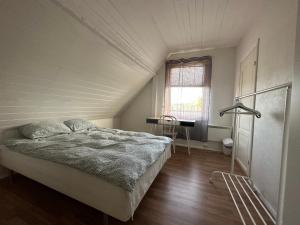 Kjeller的住宿－Oslo Guest House Twin & Family room，一间卧室设有一张床和一个窗口