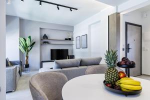 uma sala de estar com uma mesa com uma taça de fruta em The Kokoon Volos Comfort Living em Volos