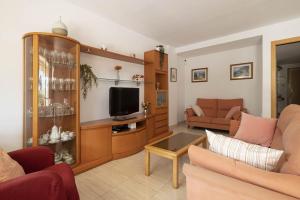 a living room with a couch and a tv at Centric apartment gran via fira montjuic in Hospitalet de Llobregat