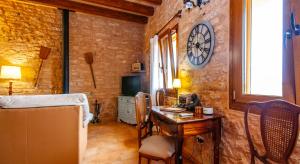 Habitación con escritorio y reloj en la pared en Ses Salines, 4409-56 Mallorca - Ses Puntes-, en Ses Salines