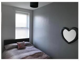 Ένα ή περισσότερα κρεβάτια σε δωμάτιο στο Apartments on Albert Road with free parking