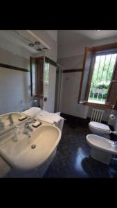 y baño con lavabo y aseo. en Dolcevita Holiday, en Arma di Taggia