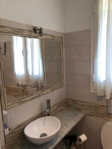 y baño con lavabo y espejo. en Dolcevita Holiday, en Arma di Taggia