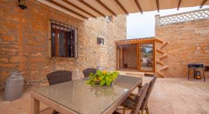 una mesa con un jarrón de flores encima en Ses Salines, 4409-56 Mallorca - Ses Puntes-, en Ses Salines