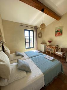1 dormitorio con 1 cama grande y 1 mesa en Maison de 6 chambres avec terrasse amenagee et wifi a Montfrin, en Montfrin