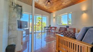 ein Wohnzimmer mit Sofa und Fernseher in der Unterkunft Casa Elza in Dajla