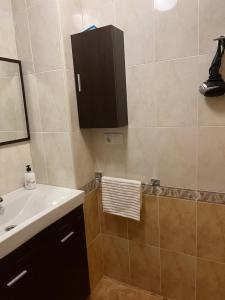 a bathroom with a sink and a mirror at Almuden's yellow apartment, HIGH-SPEED FREE WIFI, 250m to Beach, The center of Torrevieja in Torrevieja +14 photos